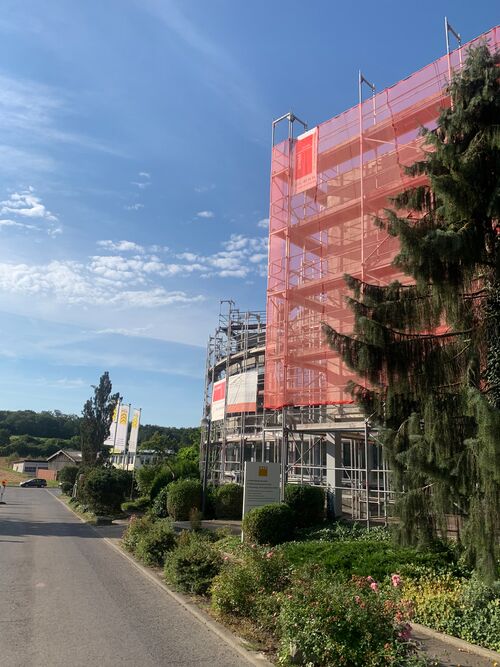 Außenansicht des Firmengebäudes von WÖHR Autoparksysteme GmbH mit Gerüst