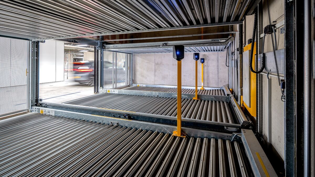 Vista interna del sistema di parcheggio semiautomatico WÖHR Combilift con piattaforme di parcheggio mobili per un ricovero dei veicoli efficiente e salvaspazio.
