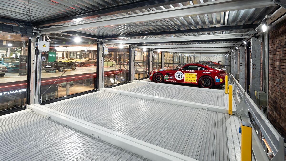 Innenansicht des Parksystems mit einem parkenden Sportwagen