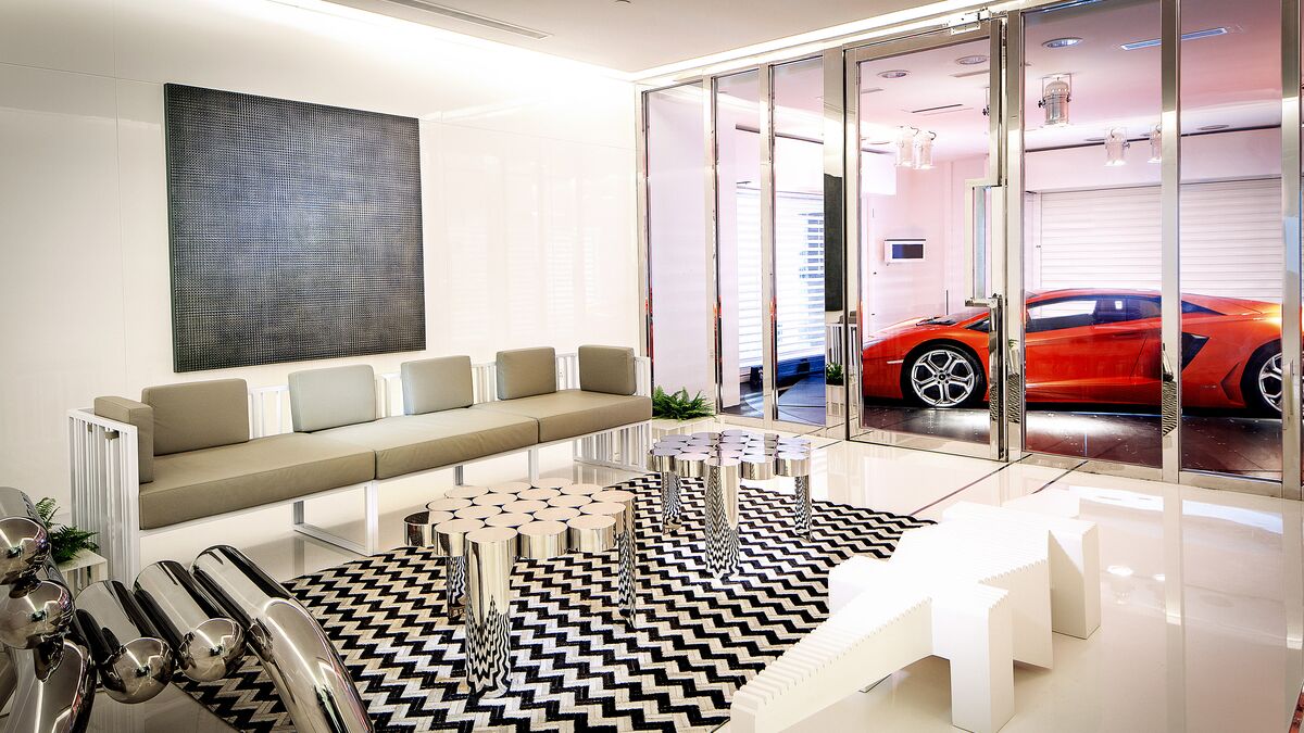 Die Ansicht aus dem Wohnzimmer mit dem Auto in der Skygarage im Hintergrund