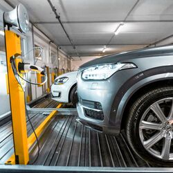 Une voiture garée sur une dalle de stationnement dans un système de parking