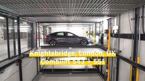 Foto eines Parksystems mit einparkendem Auto