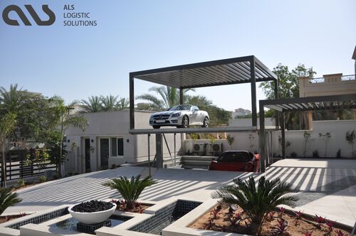 Un sistema di parcheggio con auto parcheggiate sopra