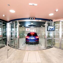 La voiture entre dans un système de stationnement