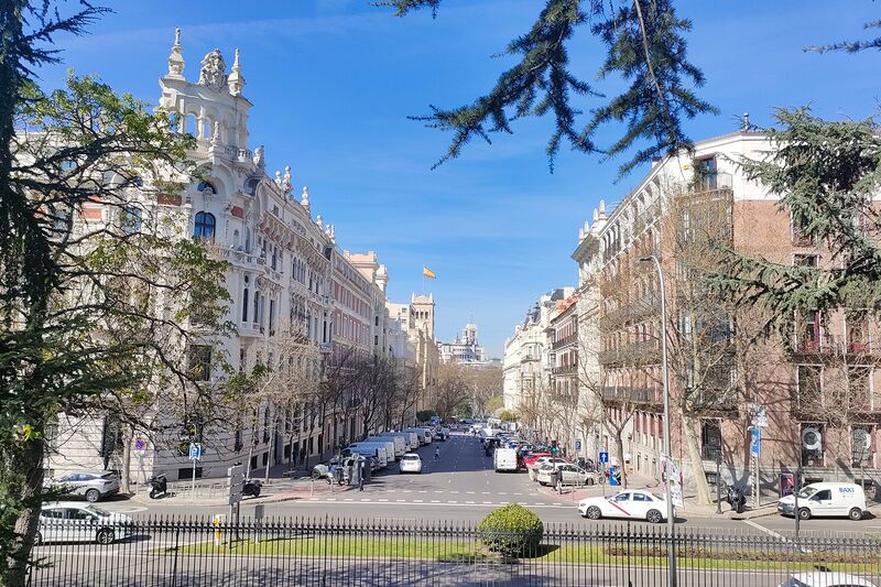 Photo d'une rue avec des bus et des voitures