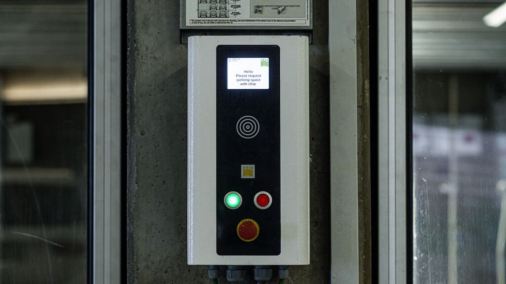 L’image montre un panneau de commande d’un système de stationnement.