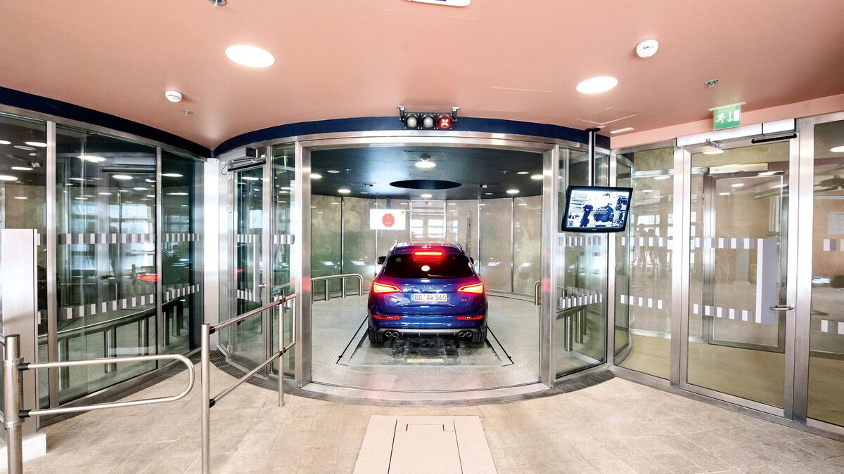 La voiture entre dans un système de stationnement