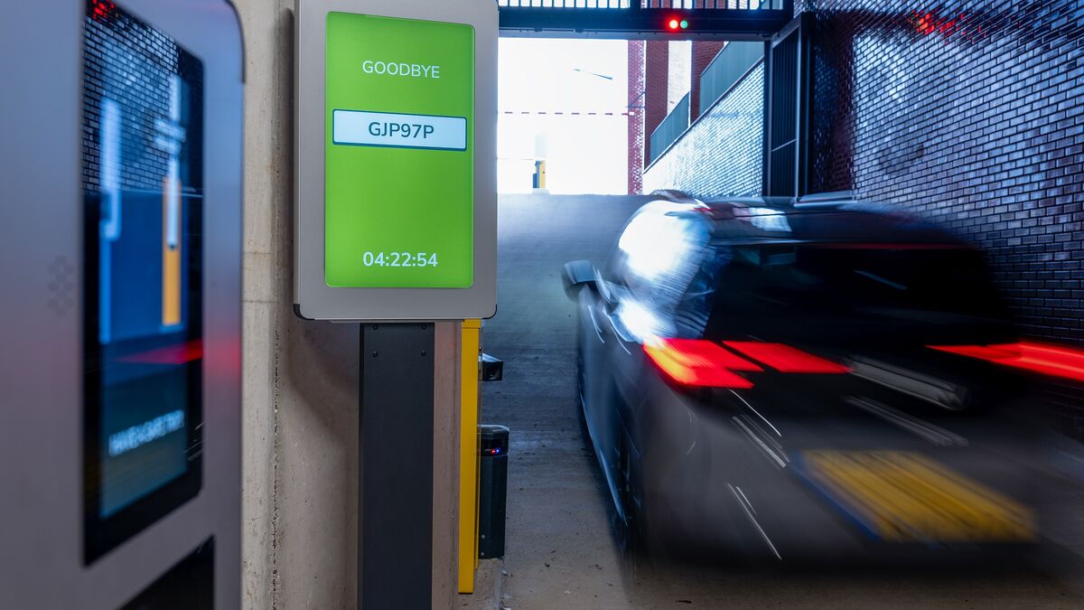 Riconoscimento automatico della targa all’uscita di un sistema di parcheggio WÖHR Combilift 542/543.