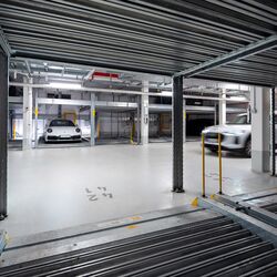 Ansicht aus dem Parksystem heraus mit Blick in die Fahrgasse der Tiefgarage