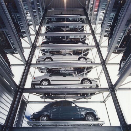 Bild des WÖHR CAR DISPLAY TOWER mit übereinander gestapelten Autos