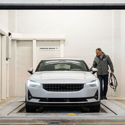Das Bild zeigt den Übergabebereich eines automatisierten Parksystems, in dem das Fahrzeug vom Fahrer abgestellt wird