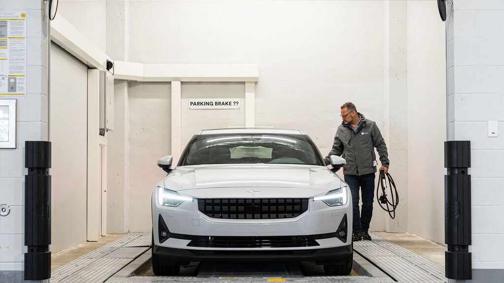 Das Bild zeigt den Übergabebereich eines automatisierten Parksystems, in dem das Fahrzeug vom Fahrer abgestellt wird