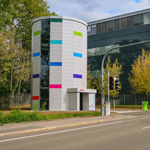 Vue extérieure d'un parking à vélos en hauteur