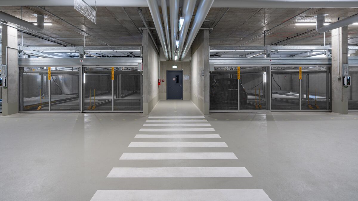 Vue de face sur les systèmes de stationnement, avec vue sur la sortie du parking souterrain