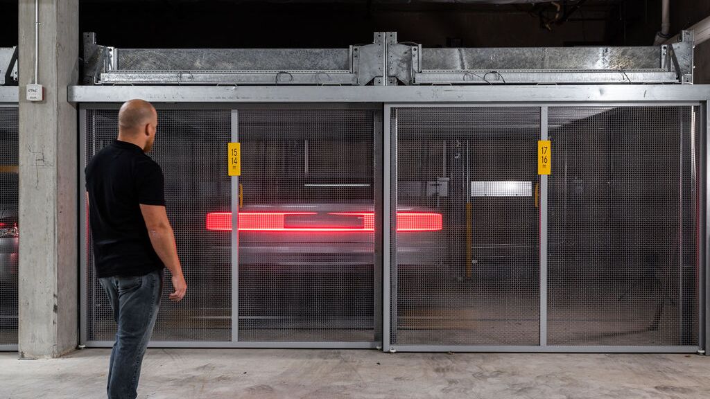 Das Auto wird in dem Parksystem verschoben