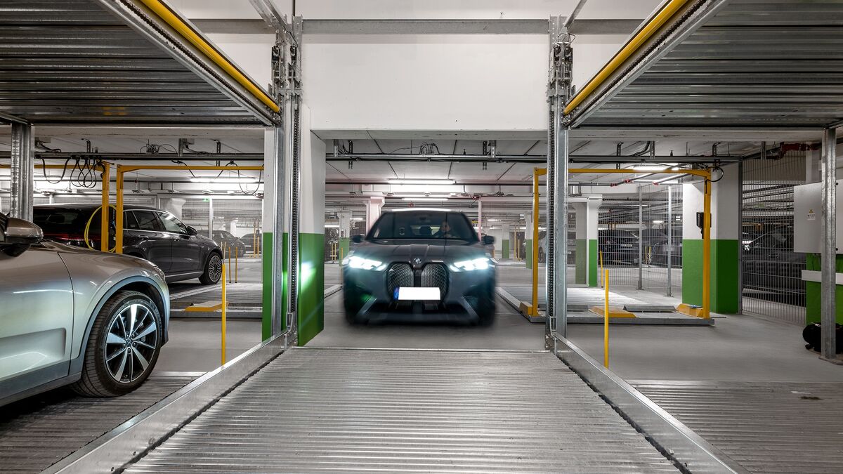 Ein Fahrzeug fährt auf die Plattform des WÖHR Combilift 552