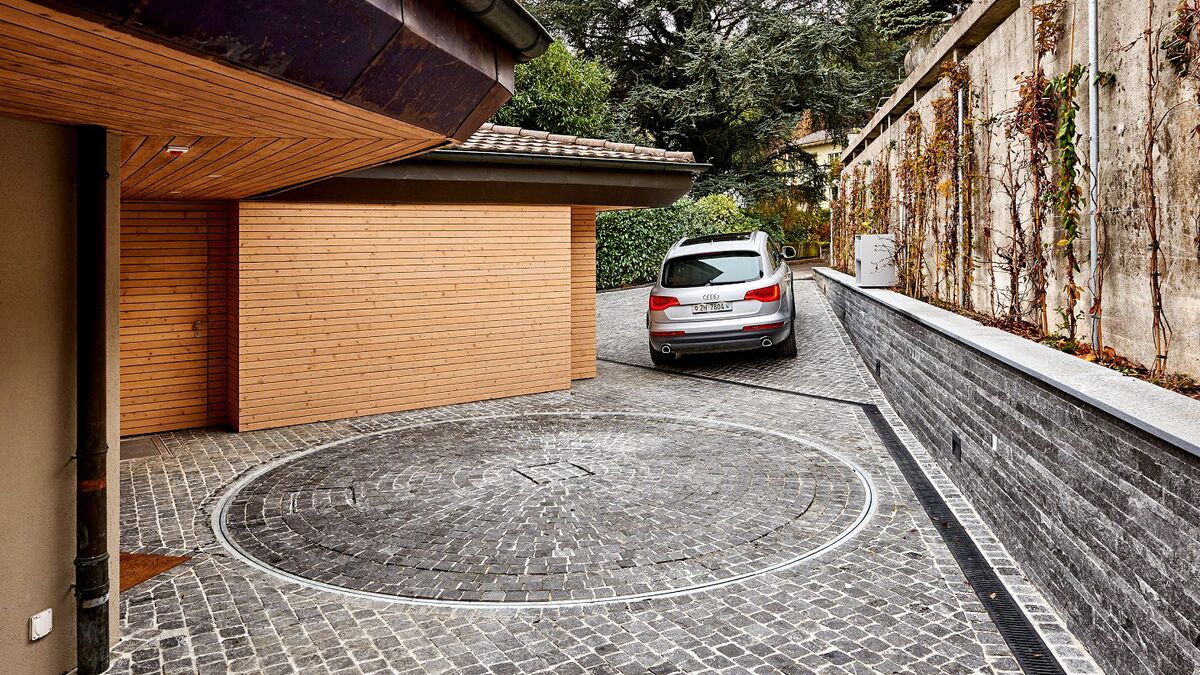 Une voiture sort d'une cour