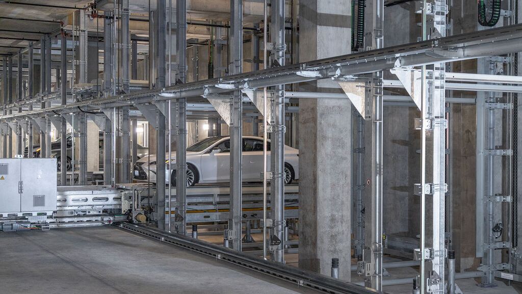 La voiture est en cours de stationnement dans un système de parking automatisé.