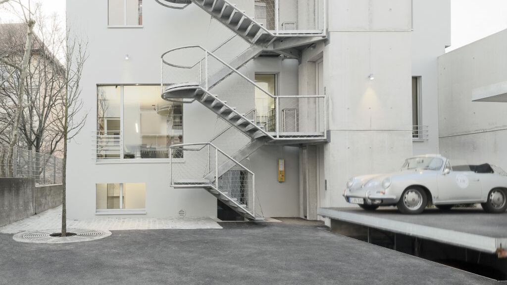 Immeuble de la Olgastraße avec un système de stationnement pour voitures installé devant