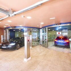 Une voiture s'engage dans un système de stationnement automatisé