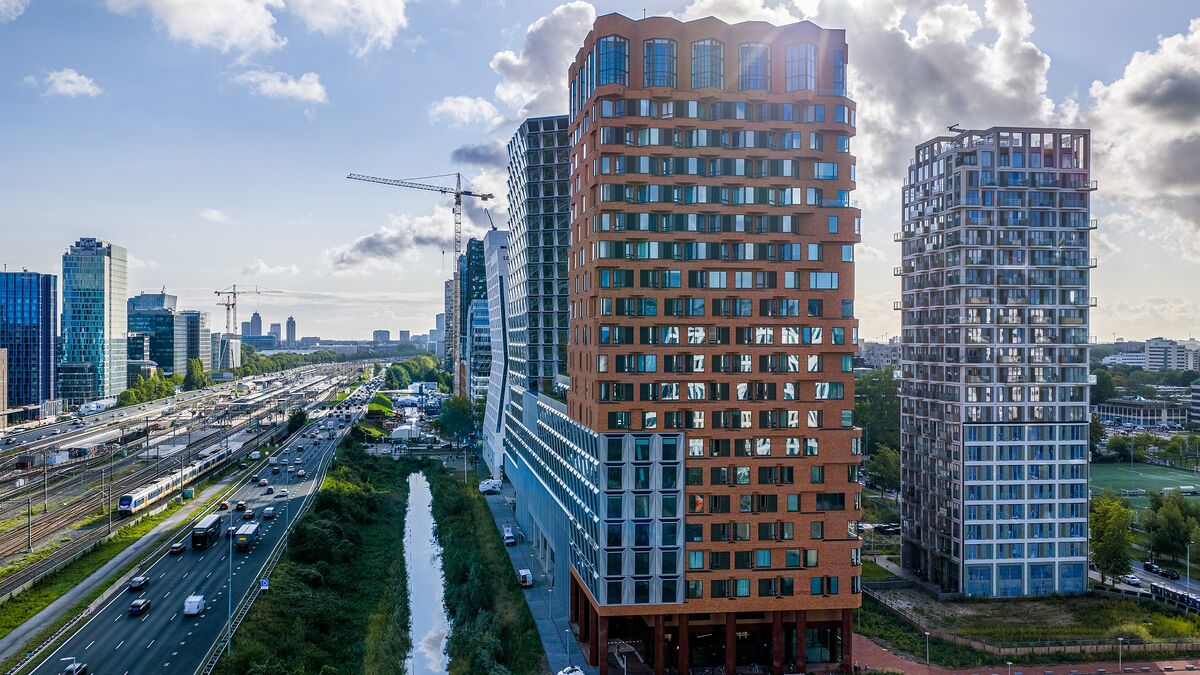 Moderno quartiere urbano con grattacieli, aree verdi e buone infrastrutture.