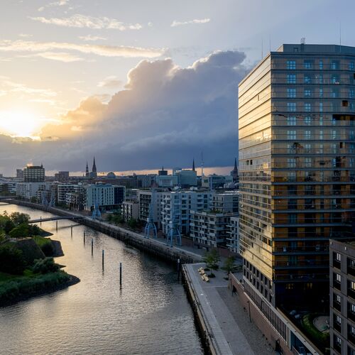 Außenansicht der Hochhauses Roots in der Hafencity in der Dämmerung