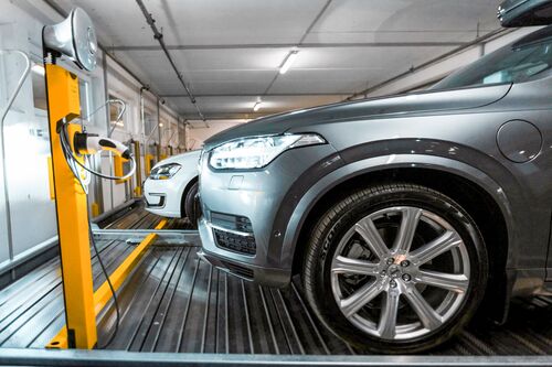 Une voiture garée sur une dalle de stationnement dans un système de parking
