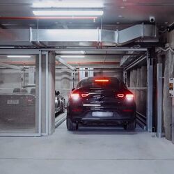 Une voiture entre dans un système de stationnement