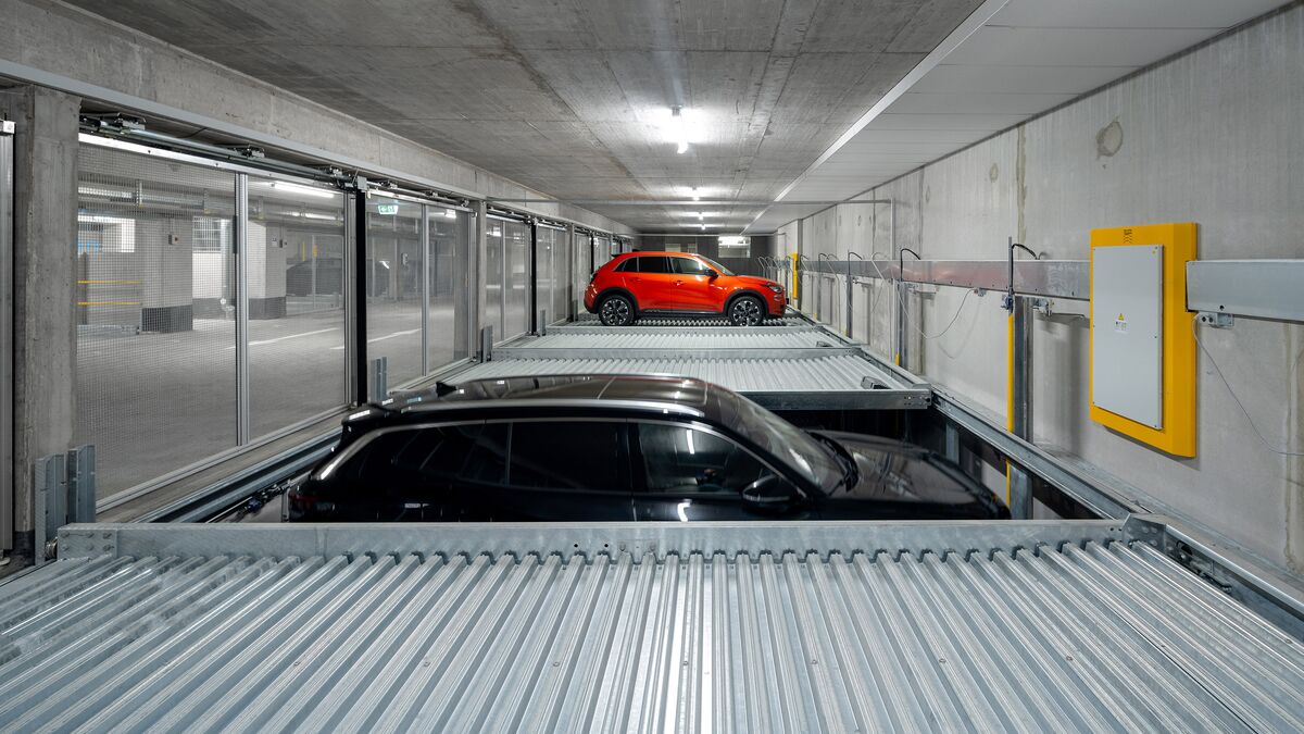 La voiture descend d'un niveau dans le système de stationnement