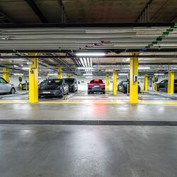 Vue de face de la disposition des dalles de stationnement WÖHR 501 dans le parking souterrain
