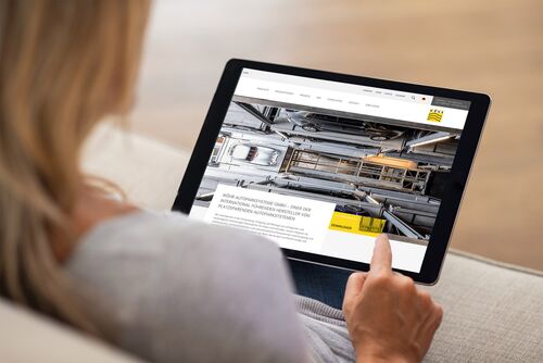 Laptop mit der WÖHR-Website auf dem Bildschirm