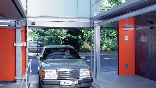 La voiture entre dans la cabine d'accès du Parksafe