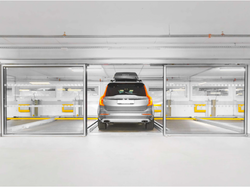 La voiture est garée dans un système de stationnement
