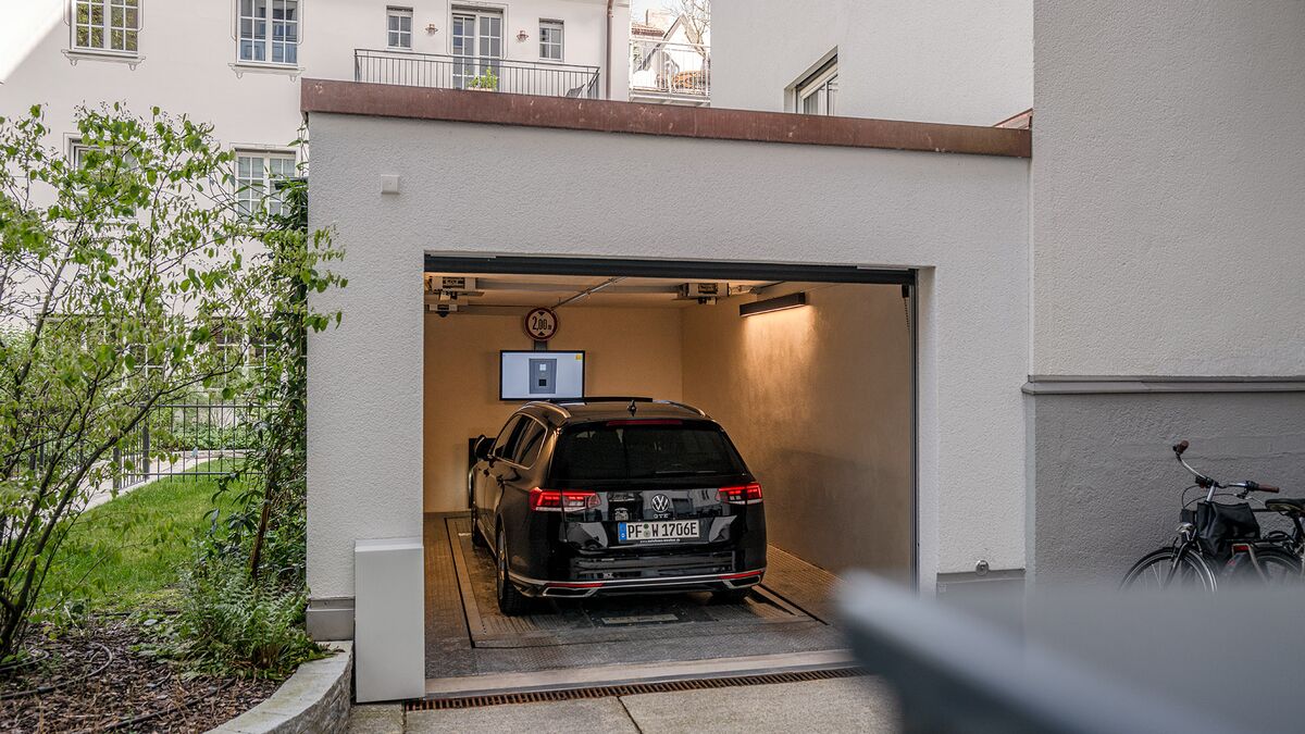 Auto steht in der Einfahrtskabine der Garage