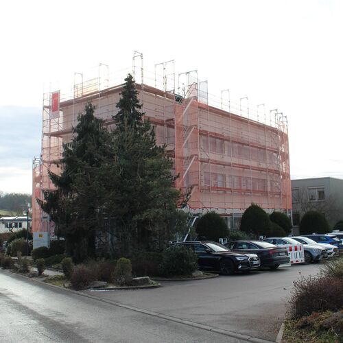 Vue extérieure des locaux de la société WÖHR Autoparksysteme GmbH avec échafaudage
