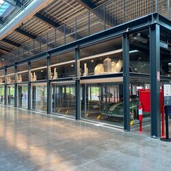Vue latérale d'un système de stationnement semi-automatique au musée