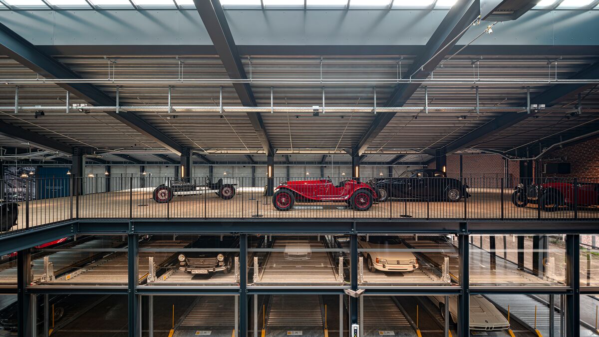 Musée équipé d'un système de stationnement où sont garées des voitures et des voitures de collection