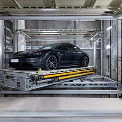 Auto steht auf der Plattform im Parksystem