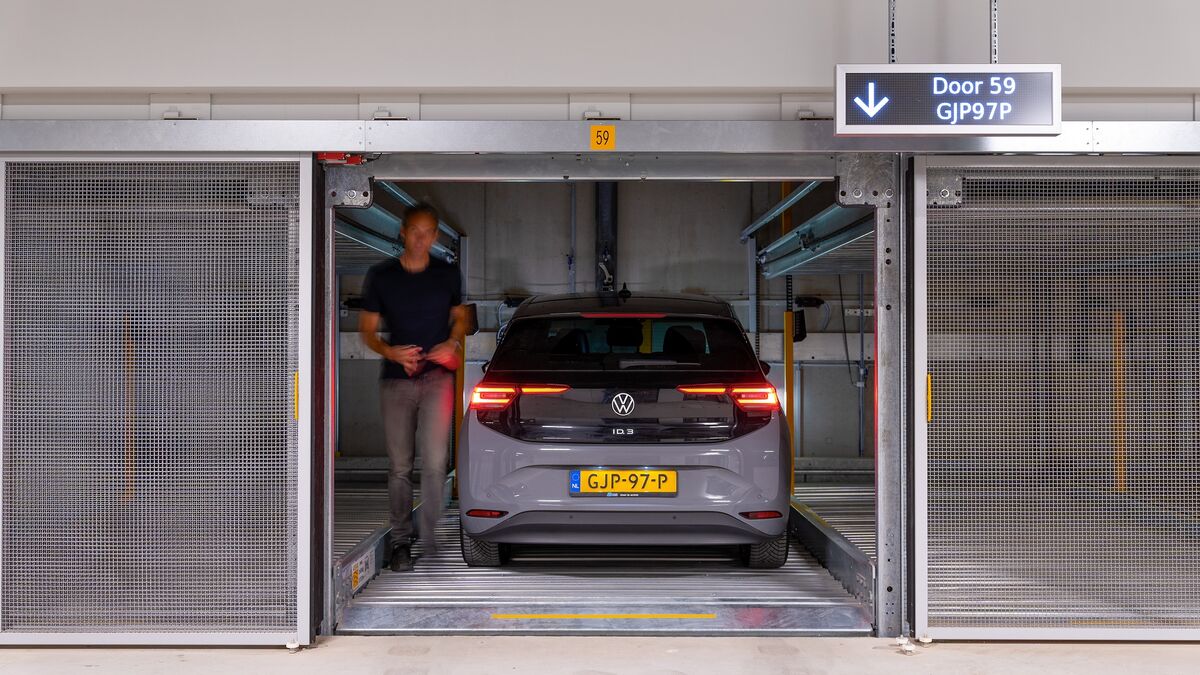 Consegna del veicolo sulla piattaforma di trasferimento del WÖHR Combilift 542/543 prima dello stoccaggio automatico nel sistema di parcheggio.