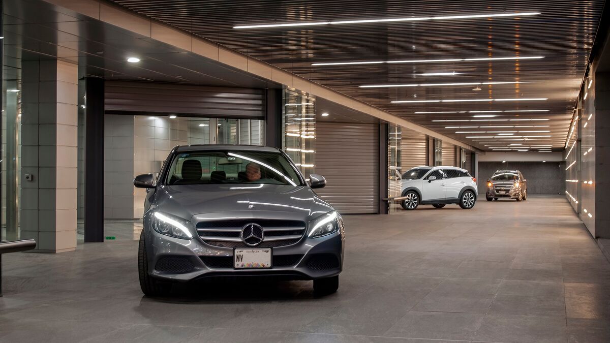 Une voiture sort d'un parking souterrain