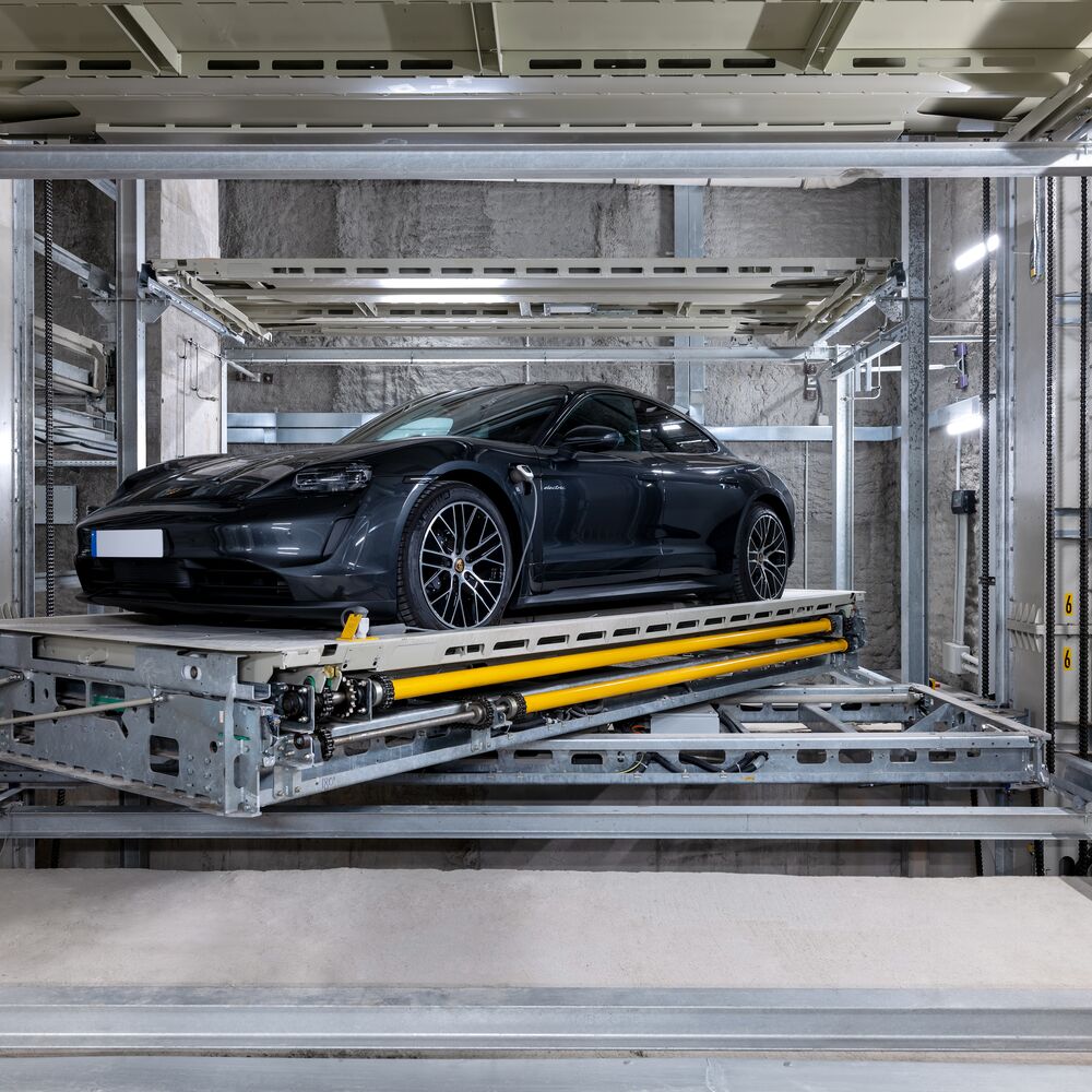 Auto steht auf der Plattform im Parksystem