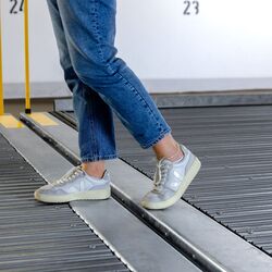 Person läuft über zwei Parkplatten