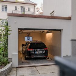 Auto steht in der Einfahrtskabine der Garage