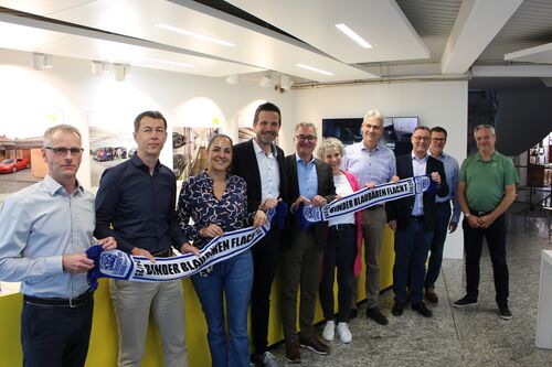 Photo de groupe de 10 personnes portant une écharpe des Binder Blaubären