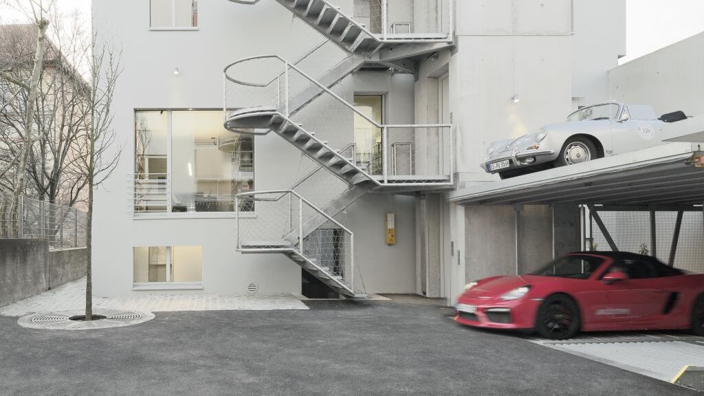 Immeuble de la Olgastraße équipé d'un système de stationnement pour voitures installé devant