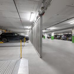 WÖHR Parkplatte 601 in einer Tiefgarage mit mehreren Fahrzeugen auf verschiebbaren Parkplattformen zur optimalen Nutzung des verfügbaren Parkraums.