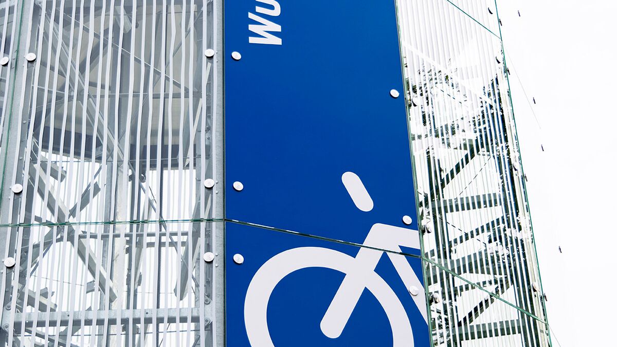 Panneau apposé sur la façade d'un parking à vélos automatisé