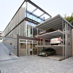 Autos stehen in einem Autoparksystem