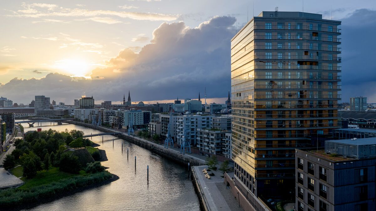 Außenansicht der Hochhauses Roots in der Hafencity in der Dämmerung