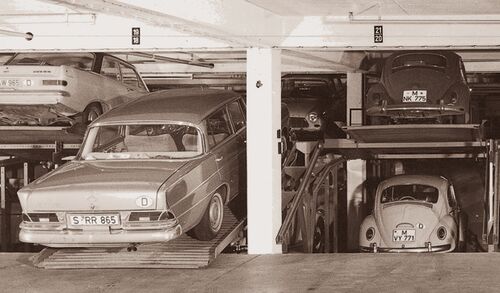 Zwei Parksysteme beparkt mit Autos aus dem Jahre 1962